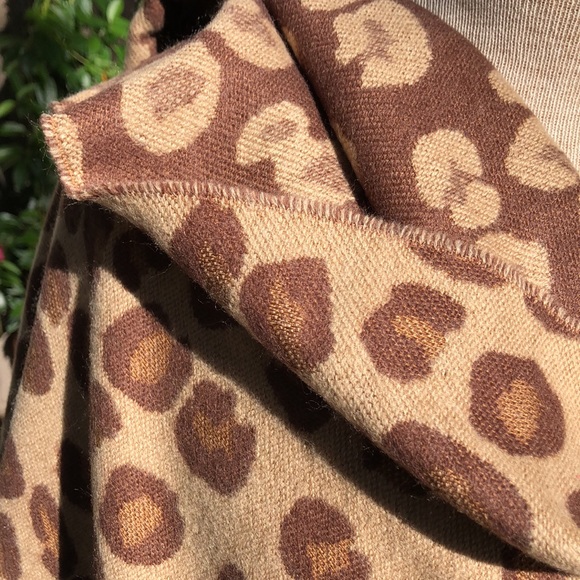 NWOT LEOPARD REVERSIBLE PRINT SHAWL WITH FRINGE 70x 26 inches - Picture 2 of 7